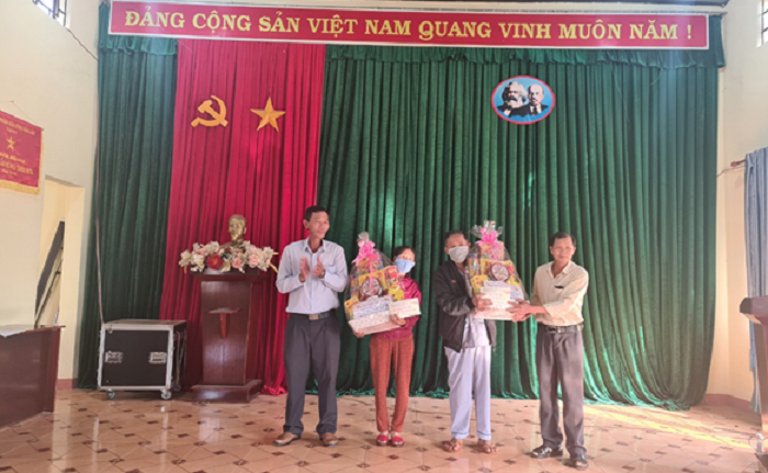 Lãnh đạo huyện Ea H’Leo trao quà cho gia đình chính sách